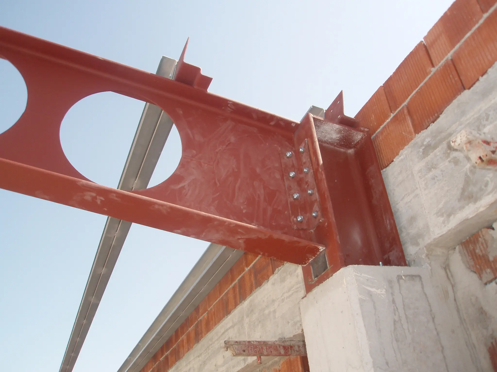 Detalle de unión de la estructura del Mercat Municipal d'Abrera durante la ejecución.