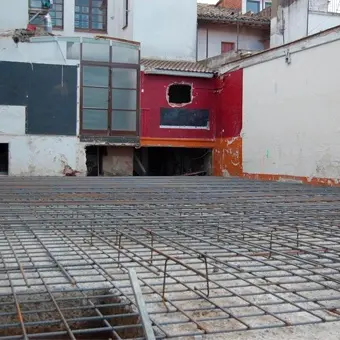 Forjado armado durante la ejecución de la sala polivalente.