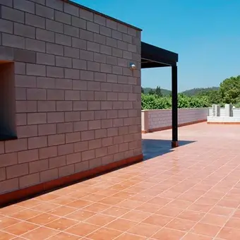 Terraza exterior terminada de la sala polivalente.