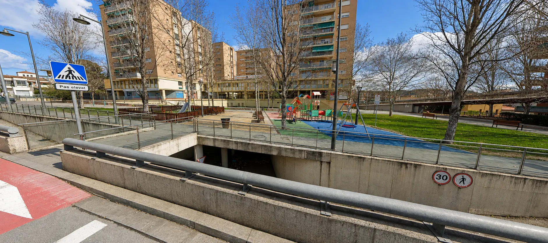 Plaza y acceso al aparcamiento subterráneo de Martorell tras la intervención